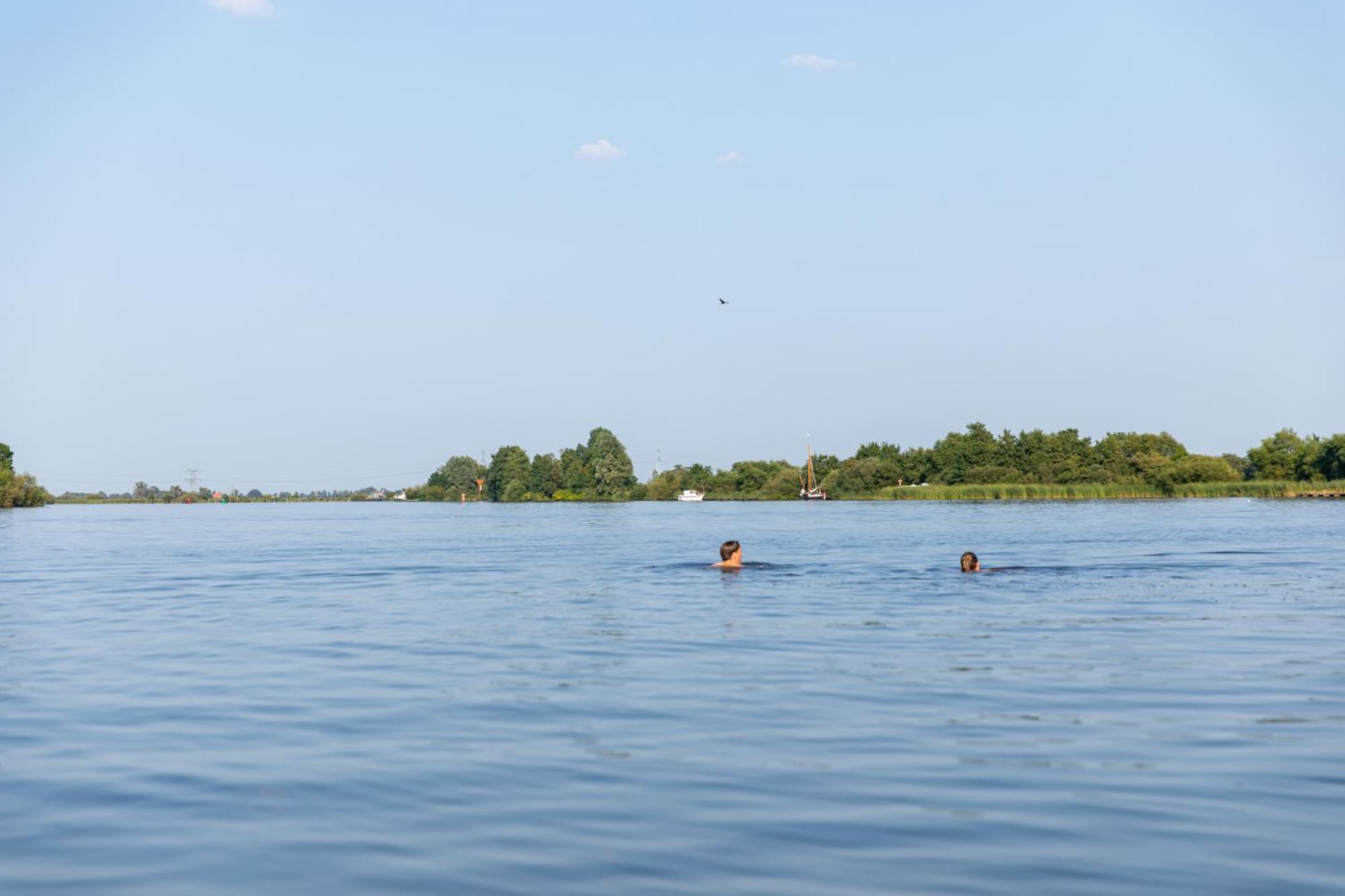 Waterpark Oan 'E Poel Bij Sneekermeer テルヘルネ エクステリア 写真